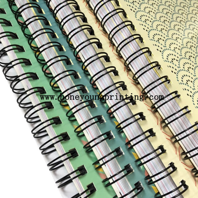 双螺旋笔记本6主题与插入彩色纸单线各种设计