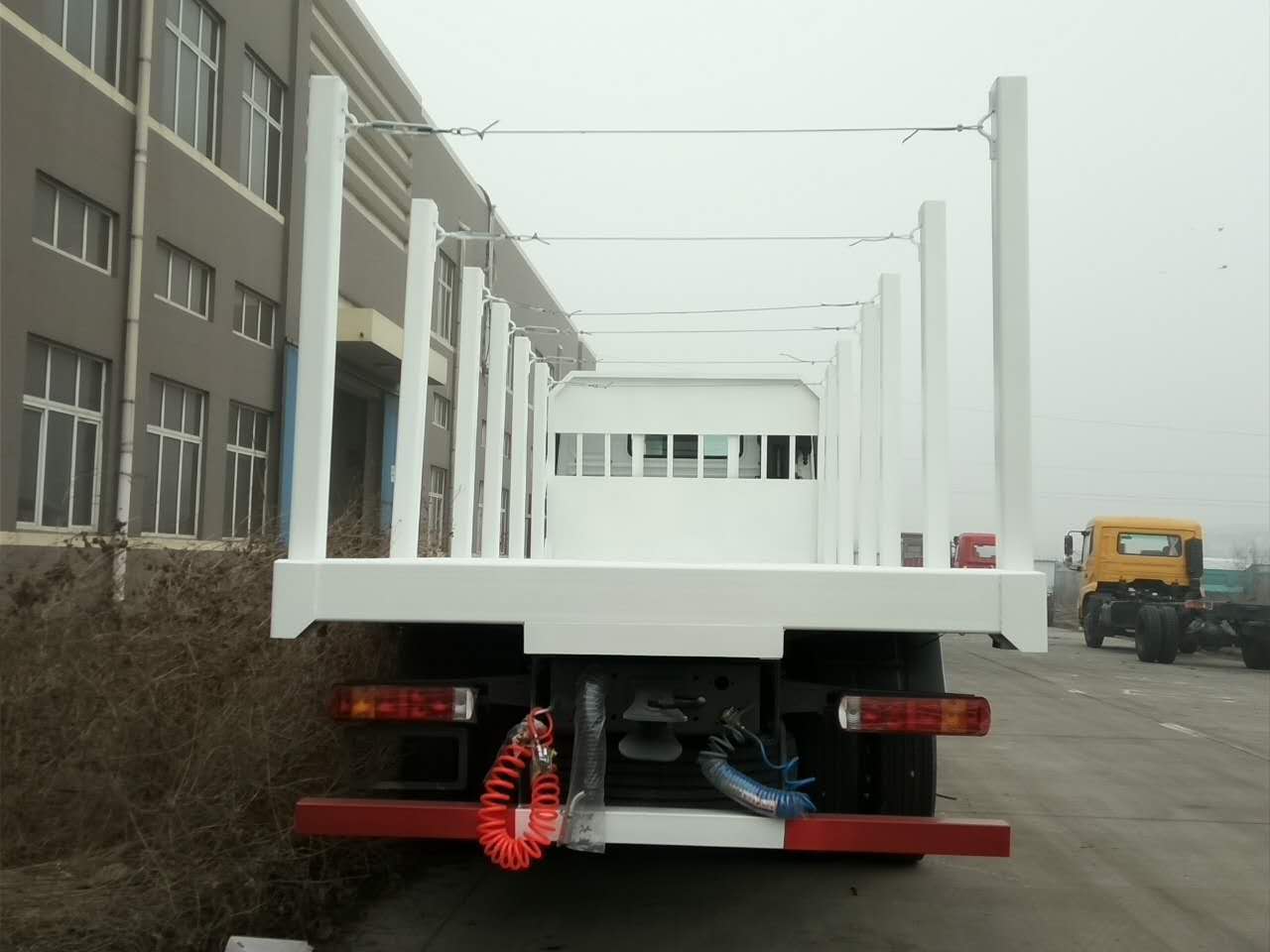 rear side of logging truck.jpg lado trasero de registrar truck.jpg