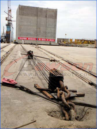 Winch on land is designed to hold caisson during moving Лебедка на суше предназначена для удержания кессона во время перемещения.