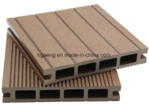 Plancher en bois creux de cannelure imperm&eacute;able &agrave; l'eau solide de Decking de la texture WPC