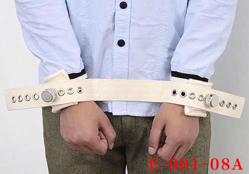 Both hands magnetism controls two application methods which ties a belt approximately as well as uses the process