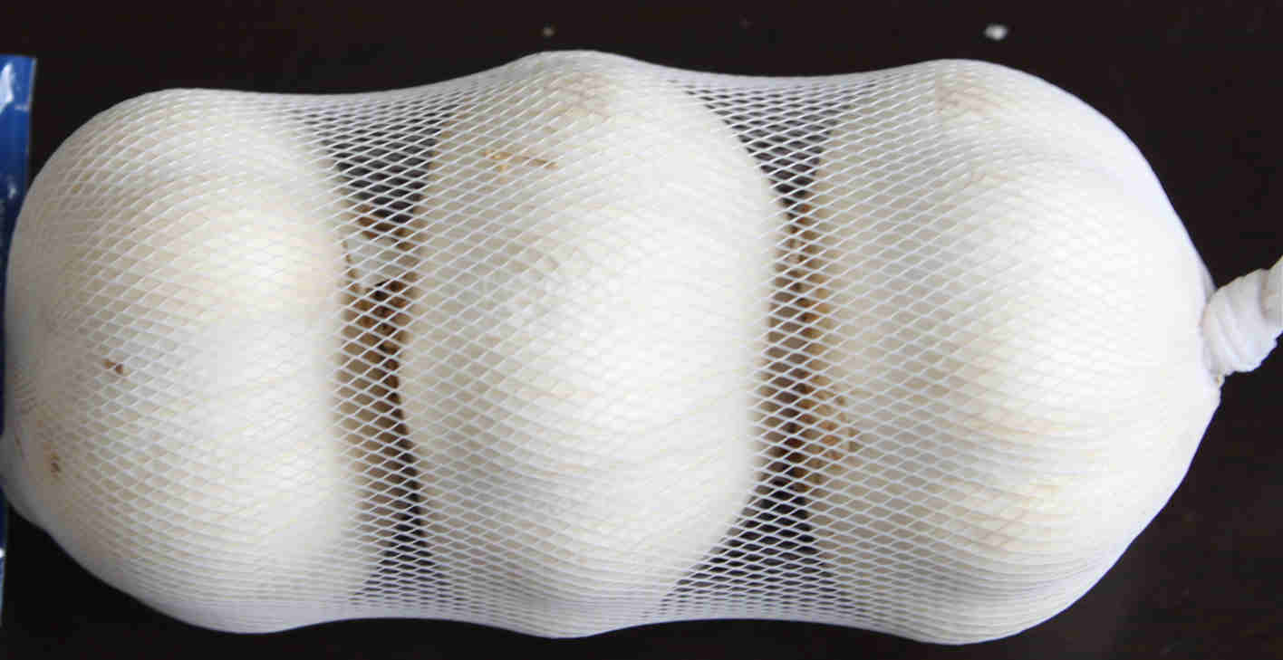 3pcs pure white garlic in mesh bag