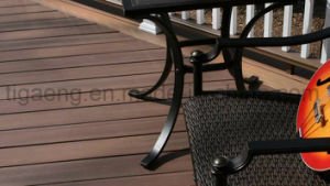 Decking de calidad superior del precio de f&aacute;brica hecho de compuesto del Madera-Pl&aacute;stico