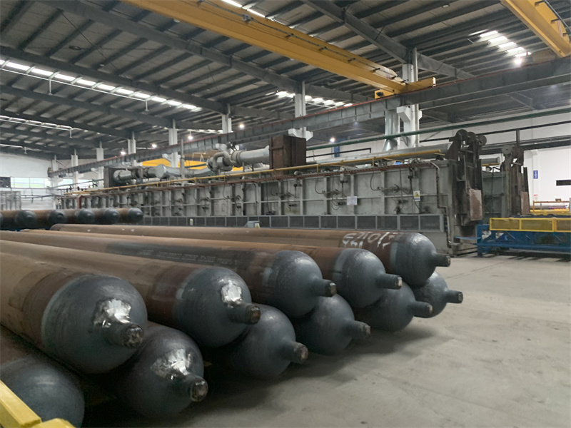 China Seamless CNG Cylinder Neck in Hot Spinning Machine