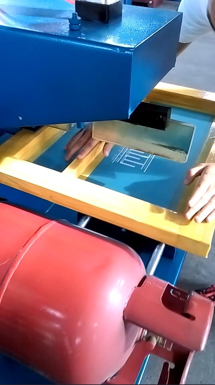 Logo and Words Silk Printing Machine on LPG Cylinder Body