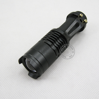 Pocket size zoomable 3 Watt LED flashlight 