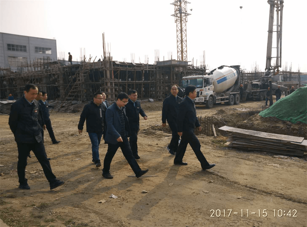 宿迁市政协副主席、宿城区委书记裴承前到我司建筑工地查看工程进度