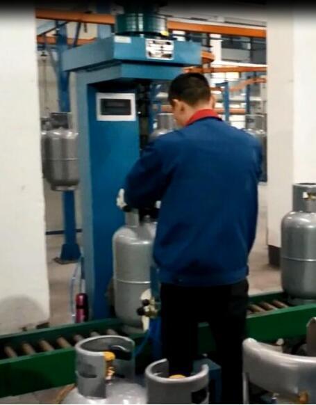 LPG Cylinder Valve Mounting and Dismounting Machine