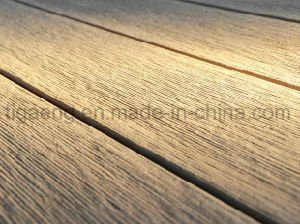 Decking de calidad superior del precio de f&aacute;brica hecho de compuesto del Madera-Pl&aacute;stico