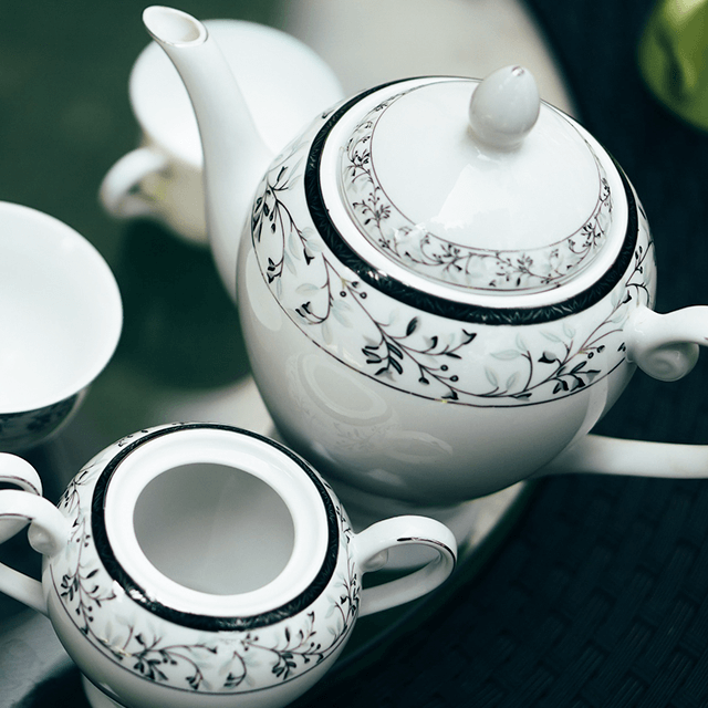 中國茶具品種繁多特彆講究色香味形因此需要一系列能充分發揮各類茶葉特質的器具