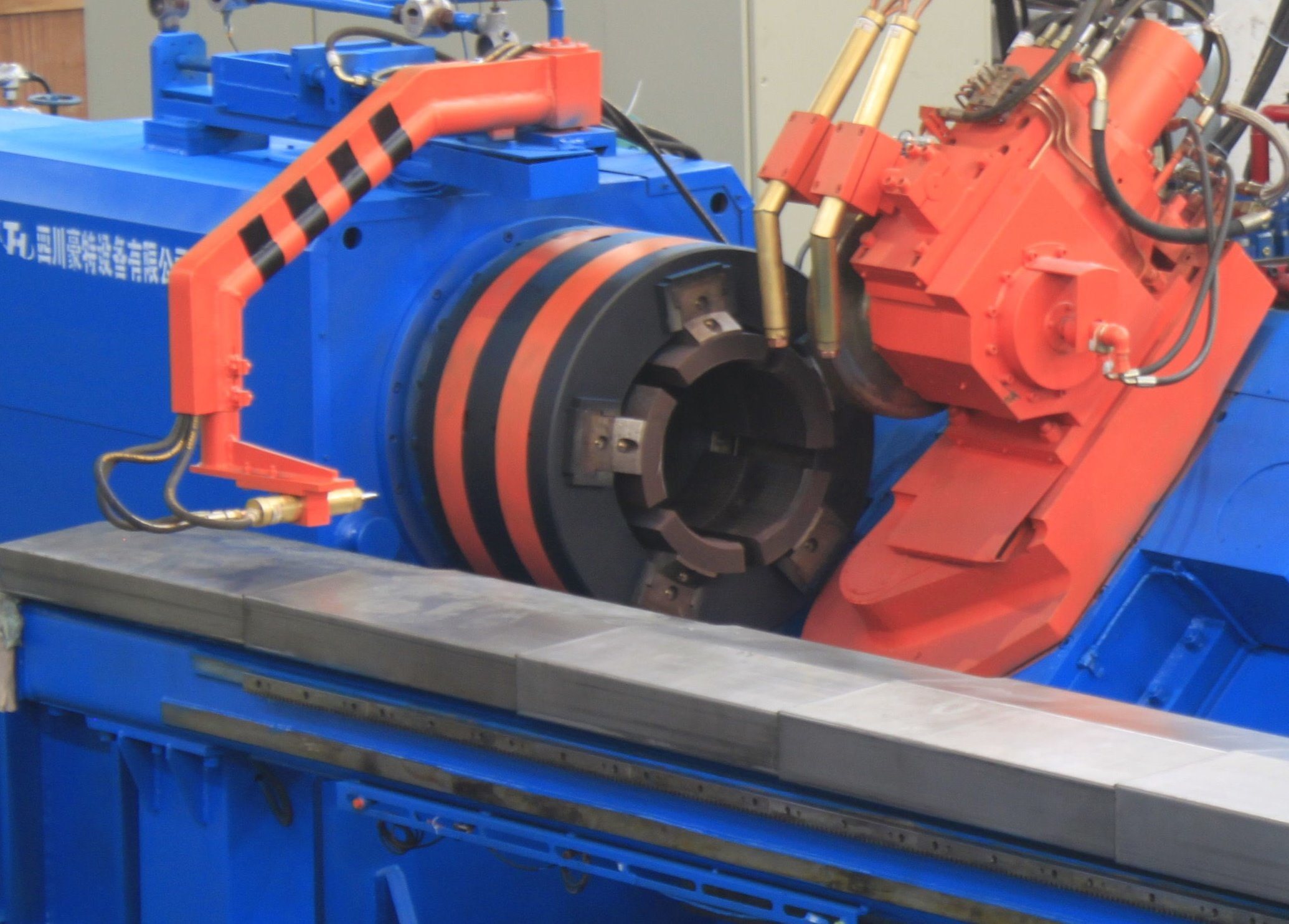 High Pressure Seamless Cylinder Hot Spinnng Machine