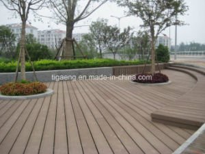 2017 Decking imperm&eacute;able &agrave; l'eau ext&eacute;rieur de vente chaud WPC parquetant le Decking creux
