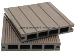 Plancher stratifi&eacute; par bois de plancher de vinyle de WPC avec des accessoires