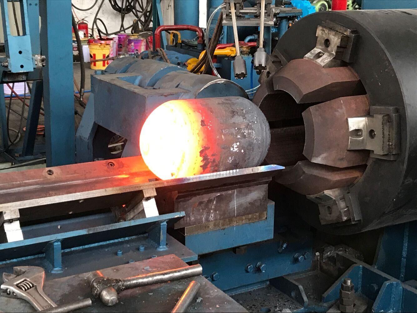 Steel Gas Cylinder Hot Spinning Machine