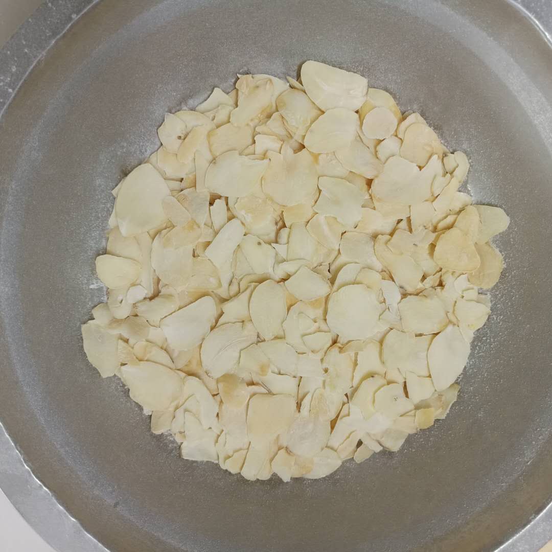 unqualified garlic flakes