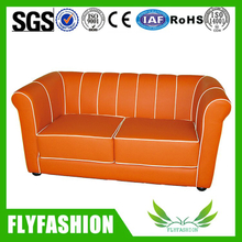 La taille orange deux de norme de couleur posent le sofa en cuir de recliner