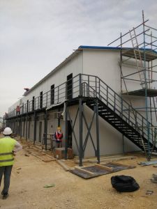 Mobiles pr&eacute;fabriqu&eacute;s modulaires d&eacute;mant&egrave;lent la Chambre de camp