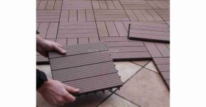El cuadrado pl&aacute;stico de madera suela la cubierta del PE de DIY WPC para el pavimento
