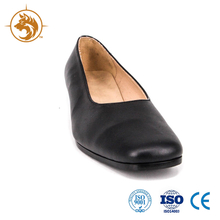Zapato de oficina femenino de tacón bajo negro. 