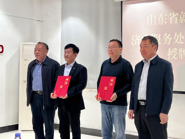 The leader is convinced that the company awarded a member of the member unit