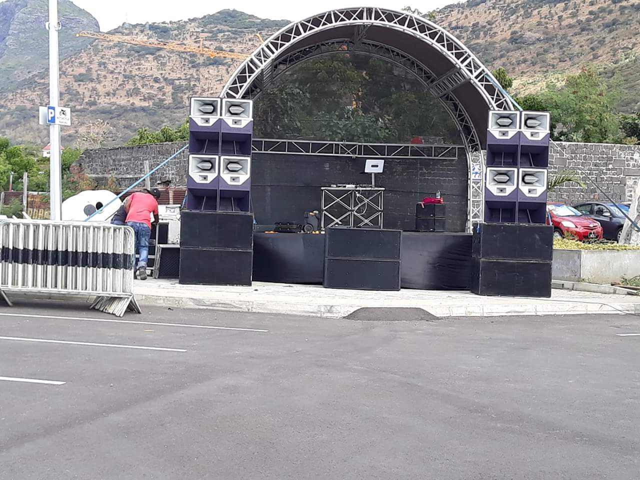 Coluna de gama completa Sanway R2 traz um emocionante concerto de música ao ar livre nas Maurícias