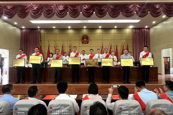 深信公司榮獲突出貢獻(xiàn)企業(yè)稱號 