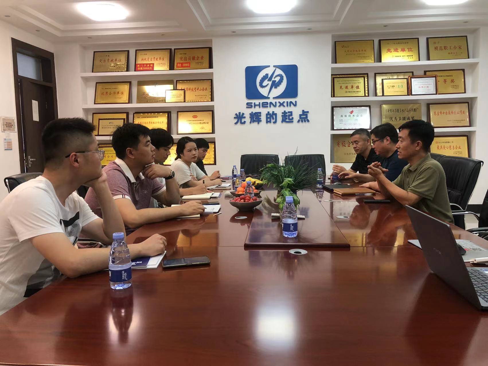 Representatives on both sides conduct friendly communication in the conference room