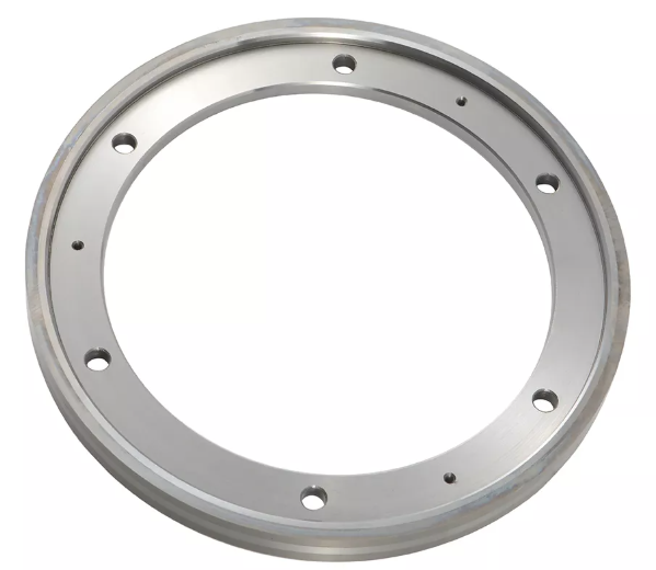 Un primer plano de una hoja de sierra circular que muestra dientes afilados dise&ntilde;ados para cortar madera y otros materiales.