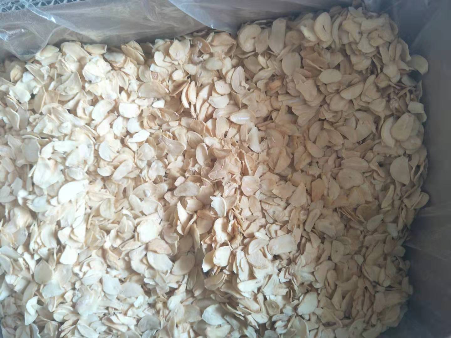 All kinds of dehydrated garlic flakes and market information