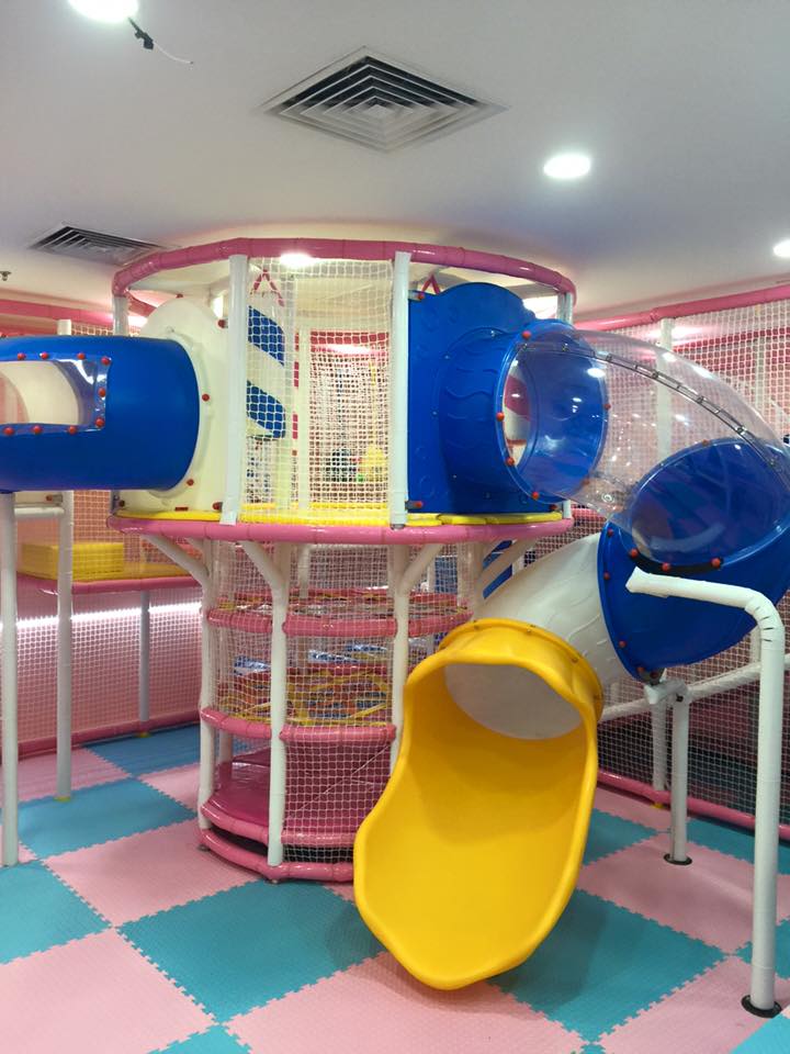 Centro de juego interior de 500 pies cuadrados para niños pequeños