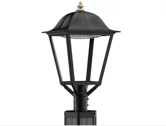 黃昏時分，太陽能花園燈照亮了花園裡的小路。