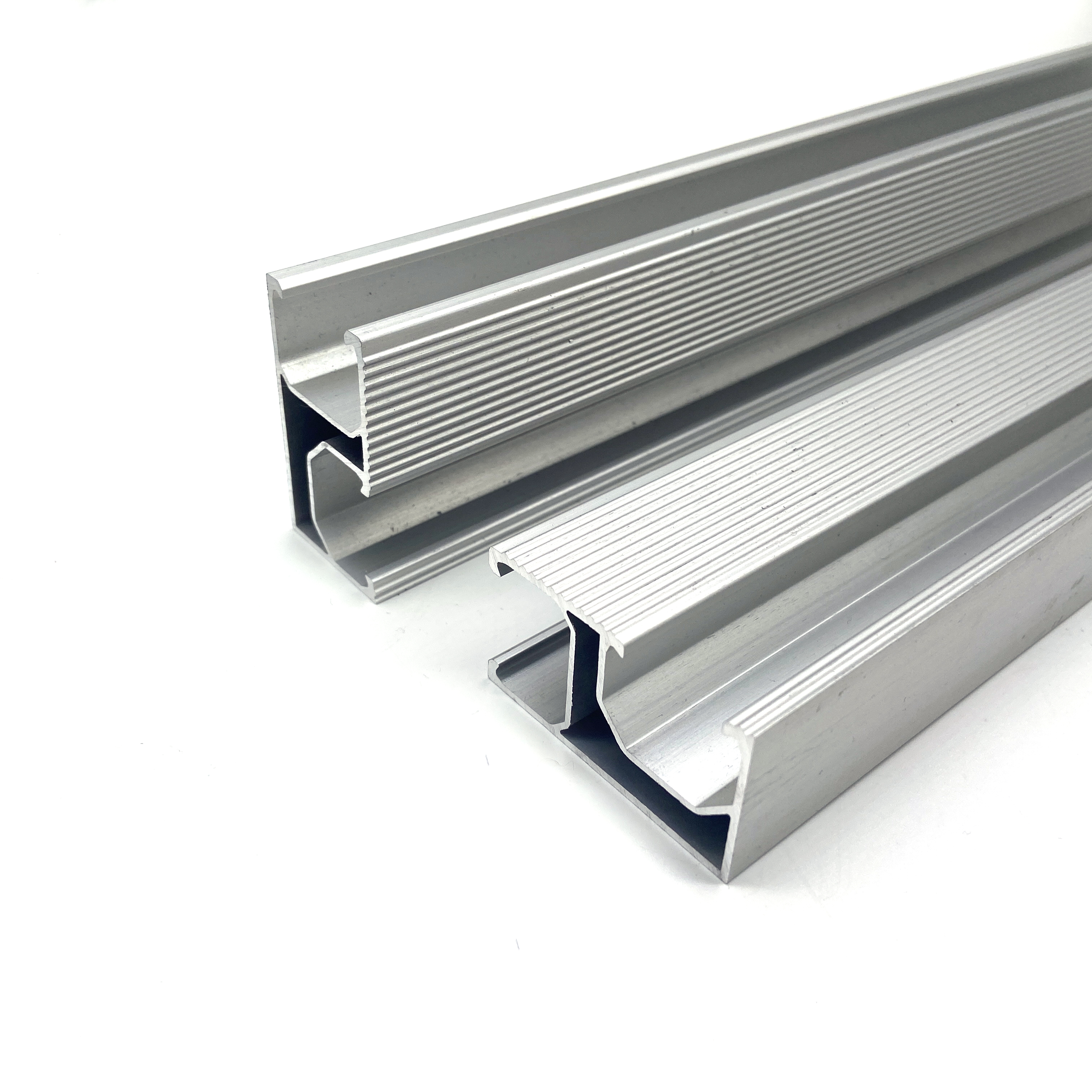 Supports de panneau solaire Extrusion en aluminium 6063 T5 Frames de panneaux solaires Profils en aluminium