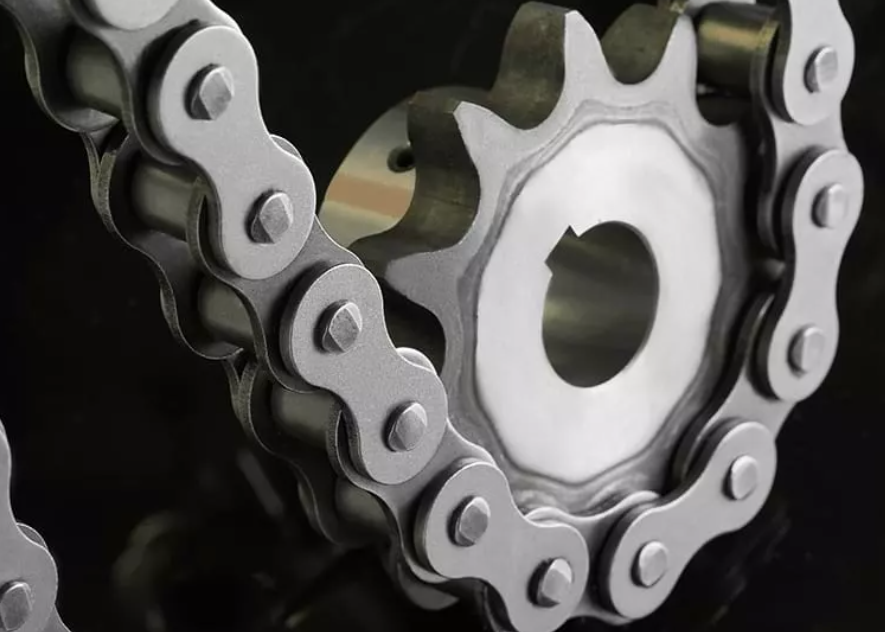 Welded Chains Close-up van gelaste kettings wat ontwerp is vir swaardienstoepassings, wat hul sterkte en duursaamheid ten toon stel