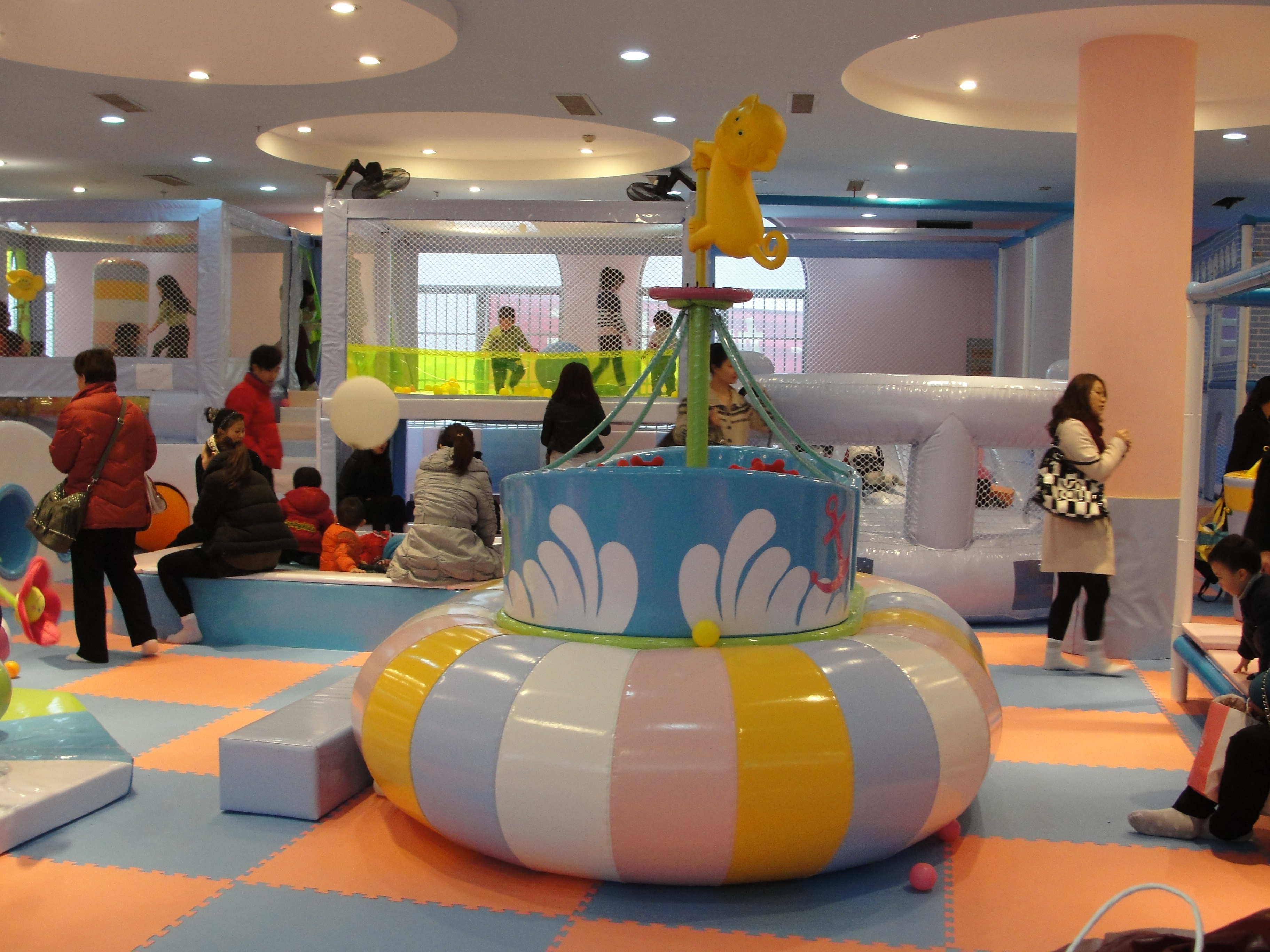 Centro de juego interior de 500 pies cuadrados para niños pequeños