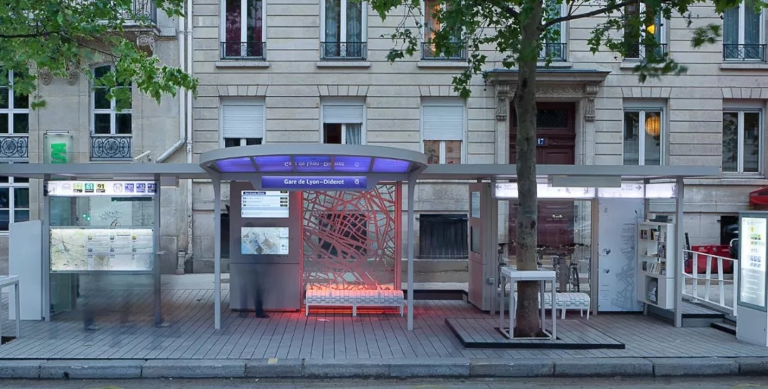 arrêt de bus en plein air interactif