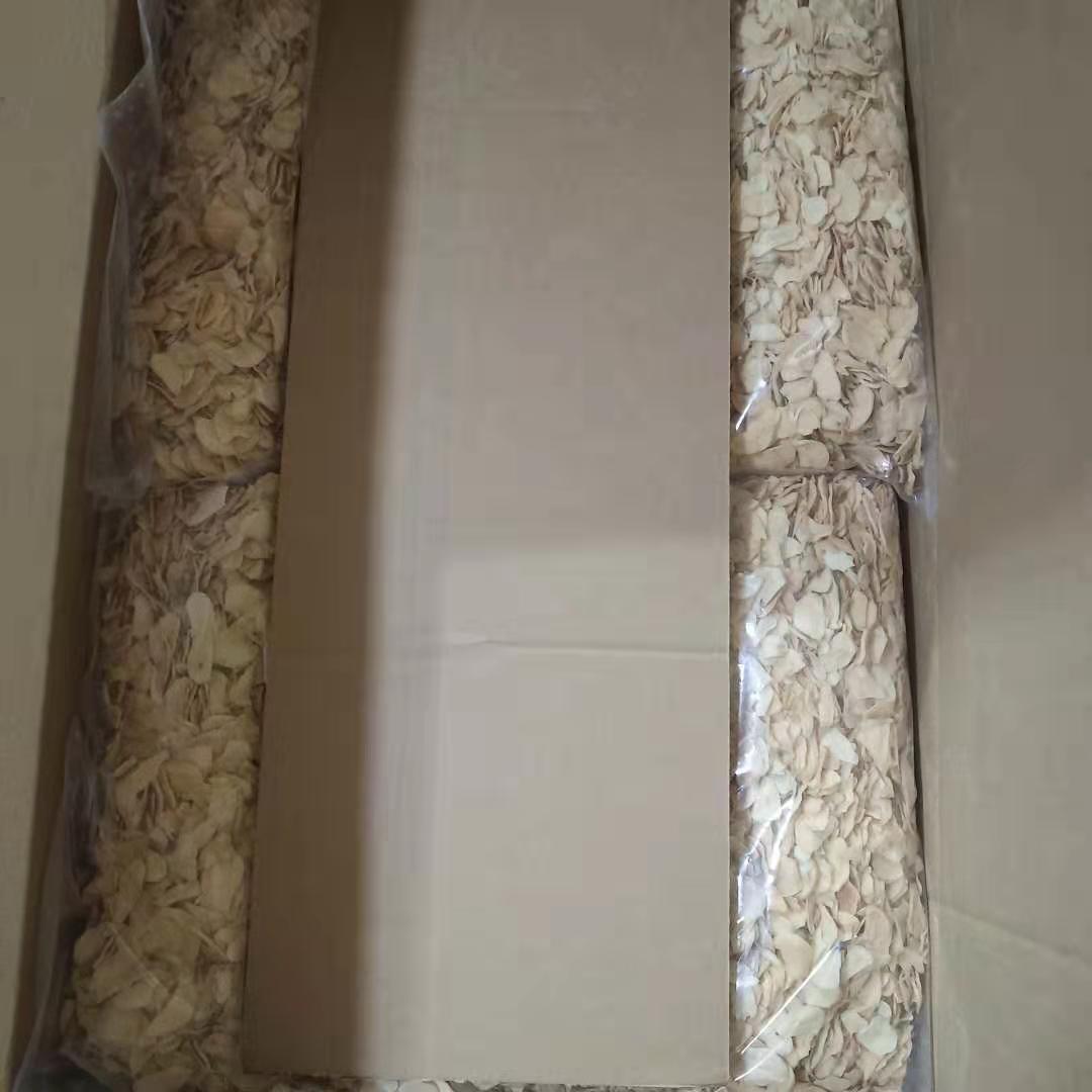 garlic flakes carton with board