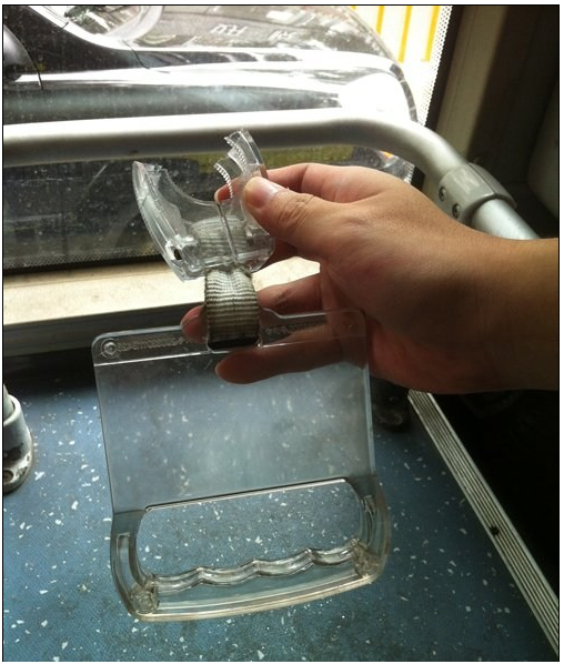 事发时损坏的拉手带