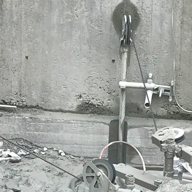 Бетонная стена распиляет