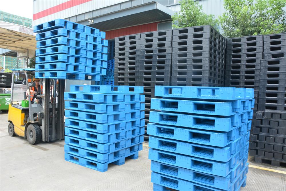 stackable plastic pallets пластиковый поддон84