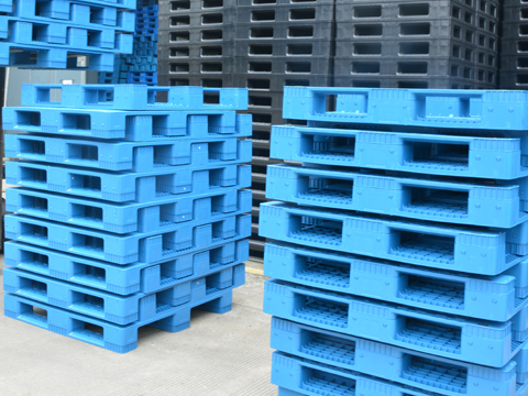 гладкие черные пластиковые поддоны