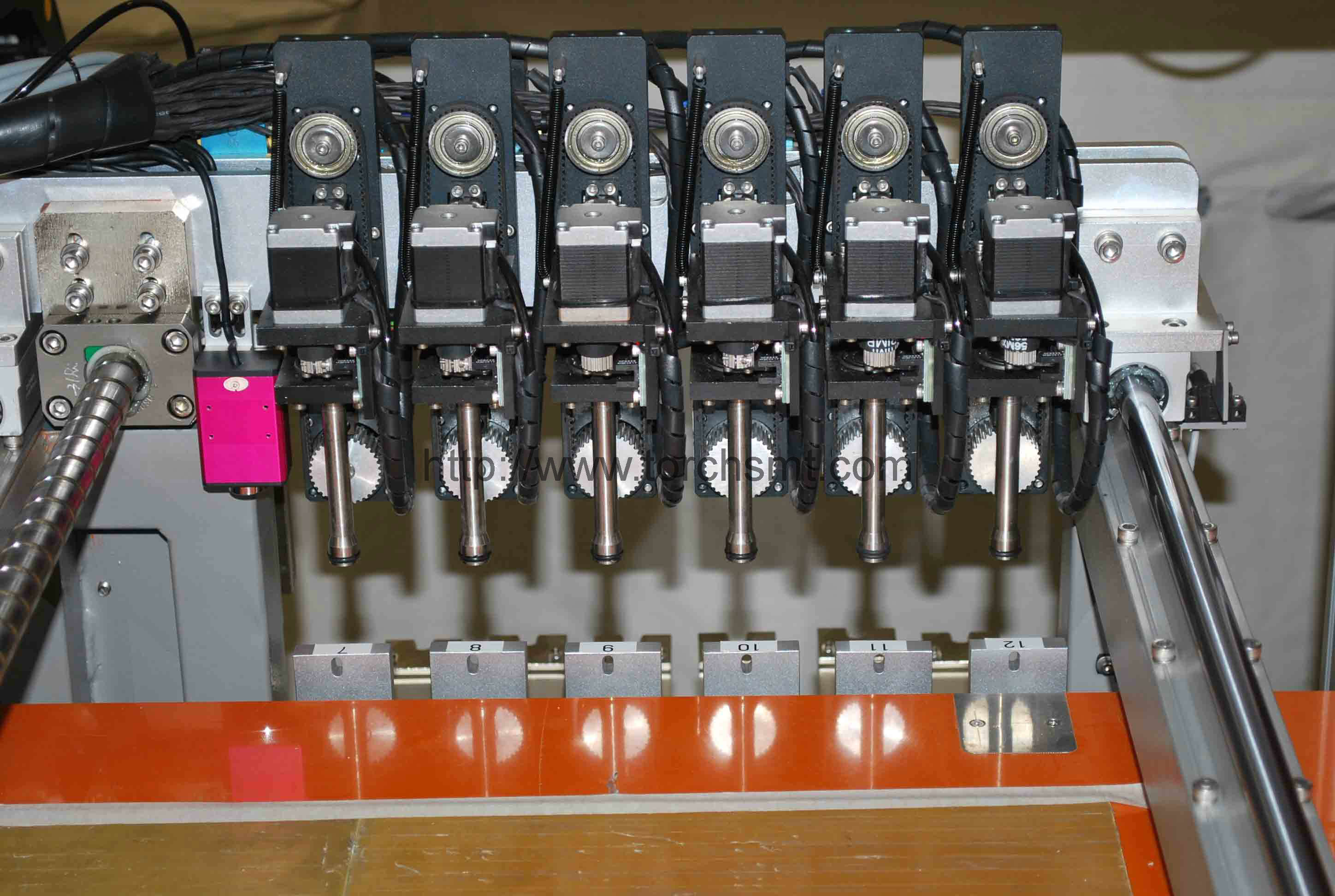 Assembleuse automatique LED660