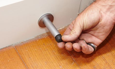 instalação de rolha de porta