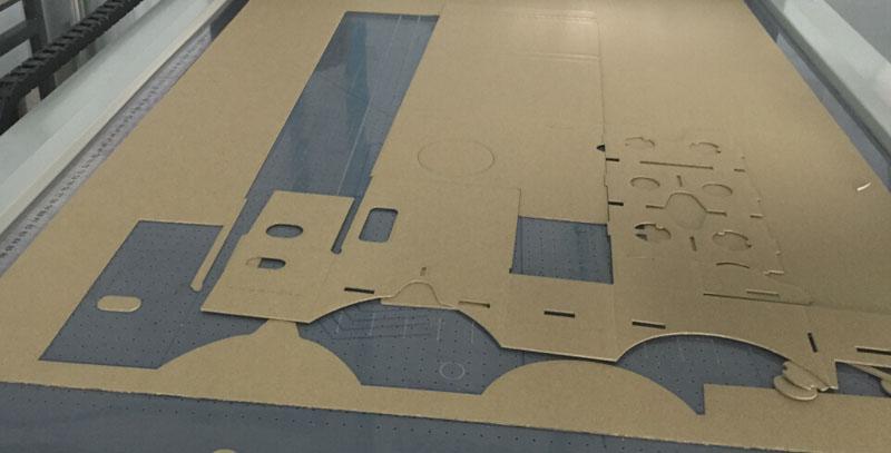 cartulina acanalada que hace la muestra del cortador de la oscilaci&oacute;n de la tarjeta