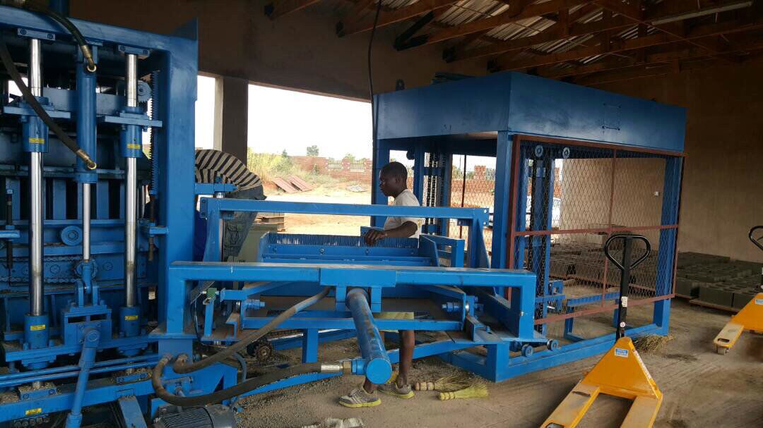 QTY6-15 fully automatic machine line working in Malawi.jpg