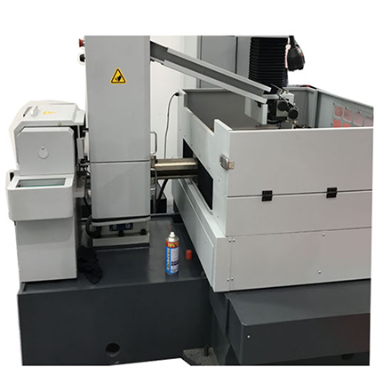 WEDM Vista lateral de la m&aacute;quina