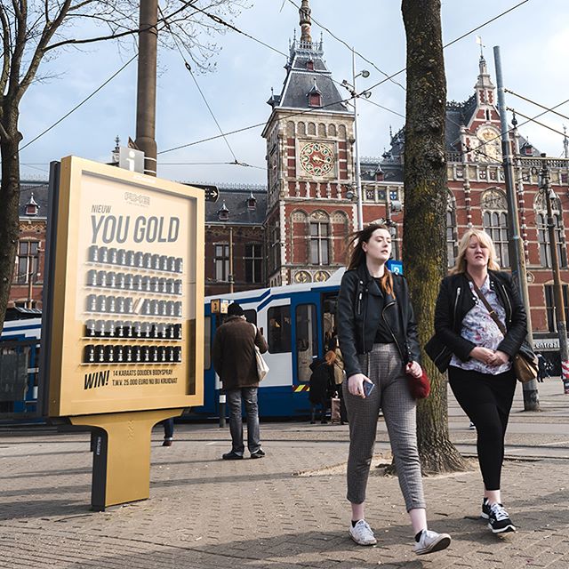 عرضت شركة آكس رذاذ الذهب الطازج للجسم في شوارع أمستردام مع JCDecaux في هولندا.