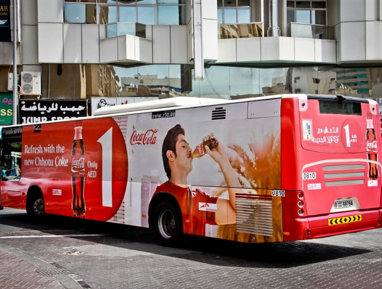 Publicidad de Coca-Cola en el cuerpo del autobús