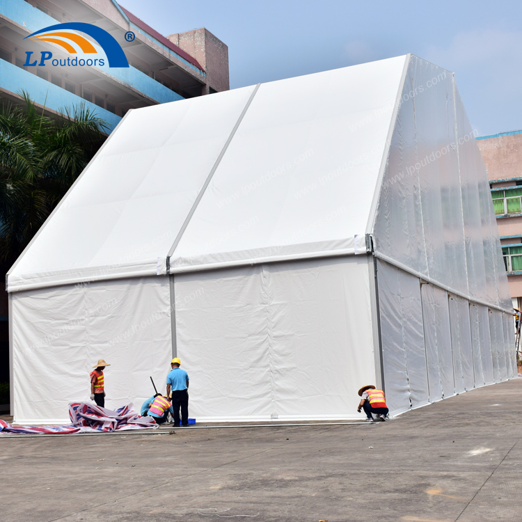 Tienda poligonal de lujo resistente al agua con un claro de 30m para eventos de conciertos al aire libre 