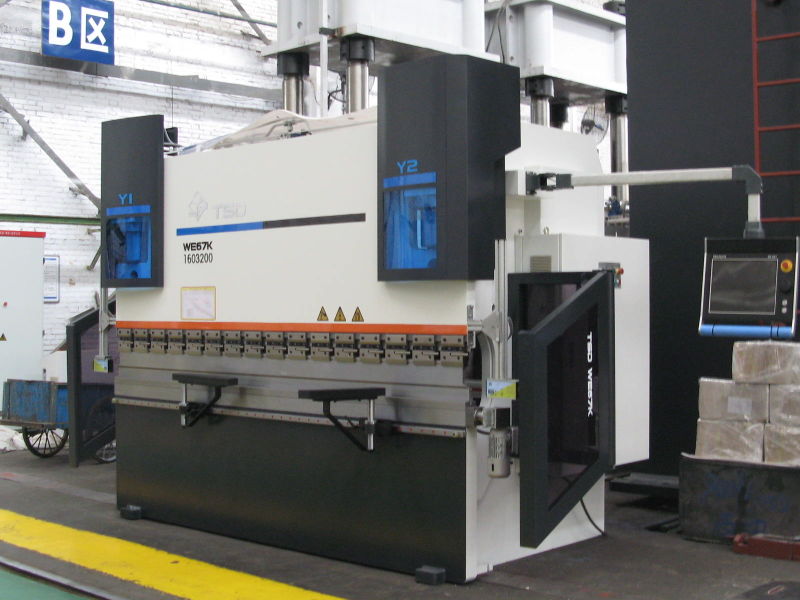 带有Ce认证的折弯机（WE67K-160 / 3200）