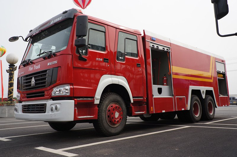 SINOTRUK HOWO 6x4 10 toneladas 10000 litros de 10CBM del agua del petrolero del fuego del rescate de carro de la lucha